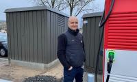 Projektleder Morten Damm Egelund fra østjyske Konstant Net ved en  10/0,4 kV-station, så elbiler kan få strøm på deres batterier fra ladeudtagene.